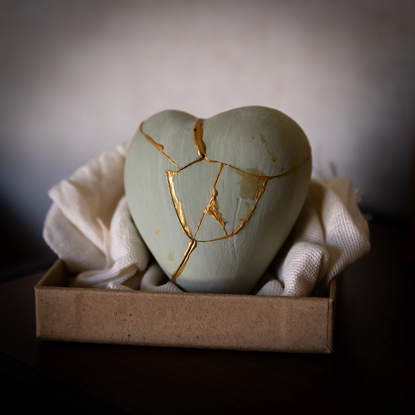 Gebroken hart met gouden lijnen als symbool voor herstel na verlies